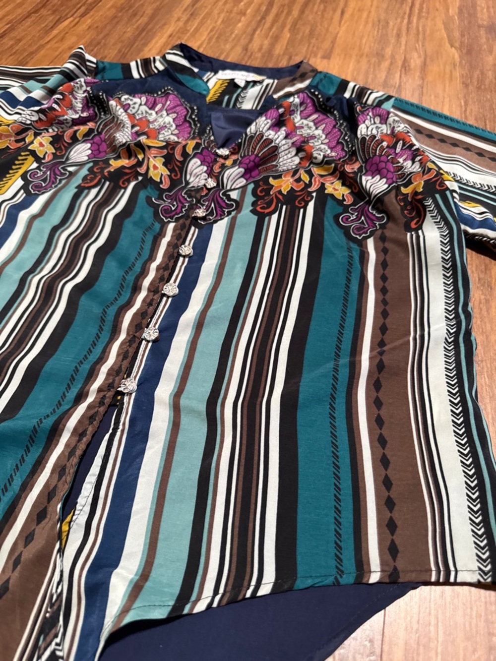 Figueroa & Flower Women's Size M Multicolor Striped V-Neck Button
Front Blouse - Picture 14 of 16